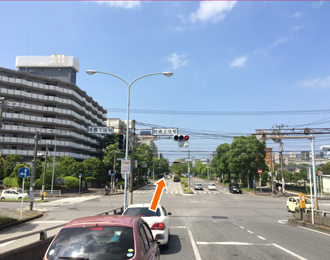 検見川陸橋を超えた交差点もそのまま直進します。